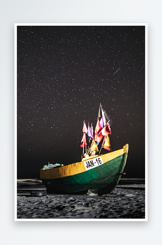星空下停泊的彩旗渔船-众图网
