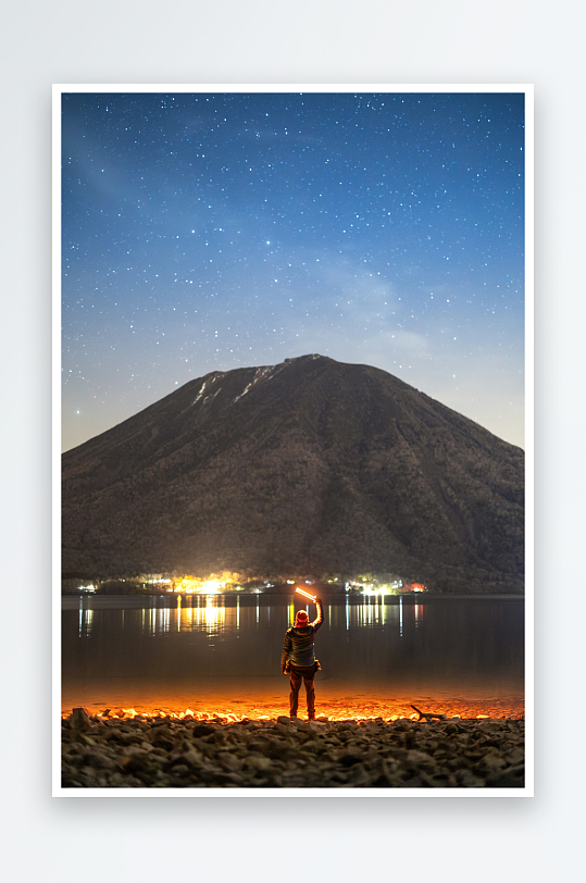 星空下湖畔人物剪影-众图网