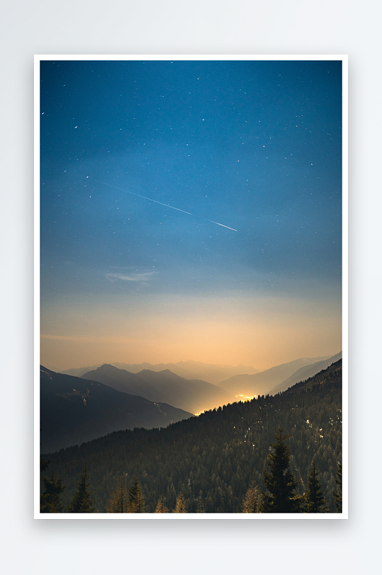 星空下的山脉与森林-众图网