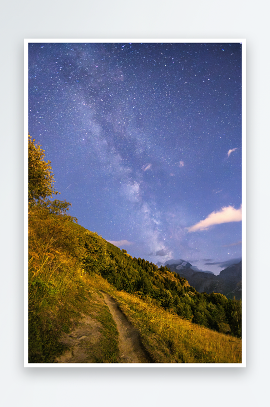 星空下的山间小径-众图网