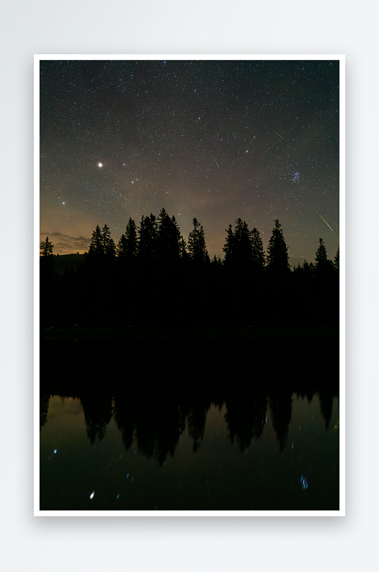 星空下的森林湖景倒影-众图网