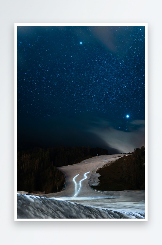 星空下的雪道夜景-众图网