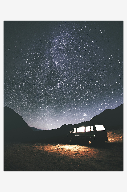 星空下的露营车剪影-众图网