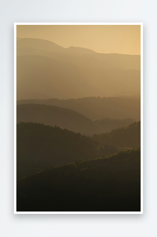 晨雾笼罩的山峦剪影-众图网