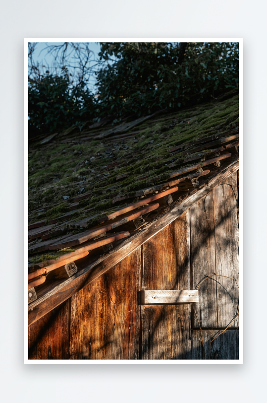 木屋屋顶的光影细节-众图网