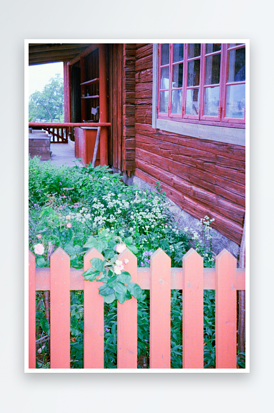 木屋旁的花园与栅栏-众图网