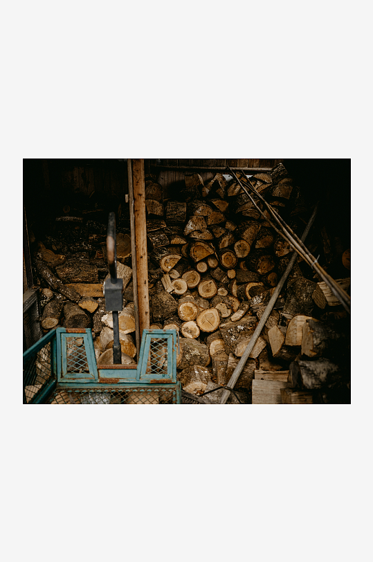 木柴堆与斧头的储藏场景-众图网