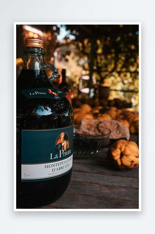 木桌上的深色酒瓶与南瓜-众图网