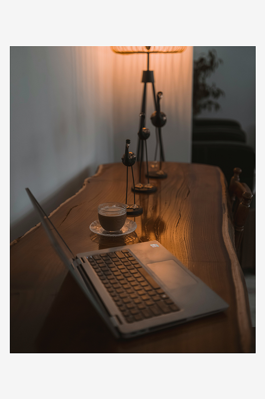 木桌上的笔记本电脑与咖啡-众图网
