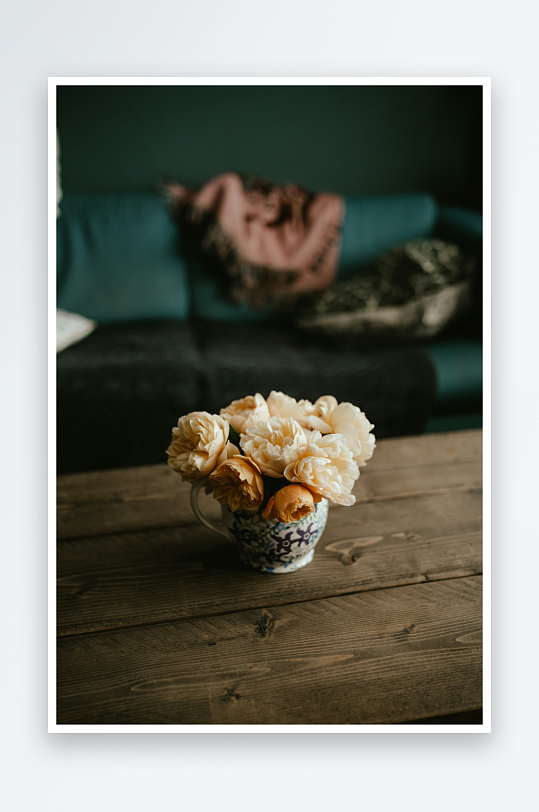木桌上的花束与茶杯-众图网
