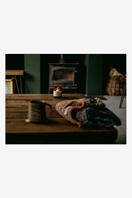 木桌上的蜡烛与毛毯-众图网