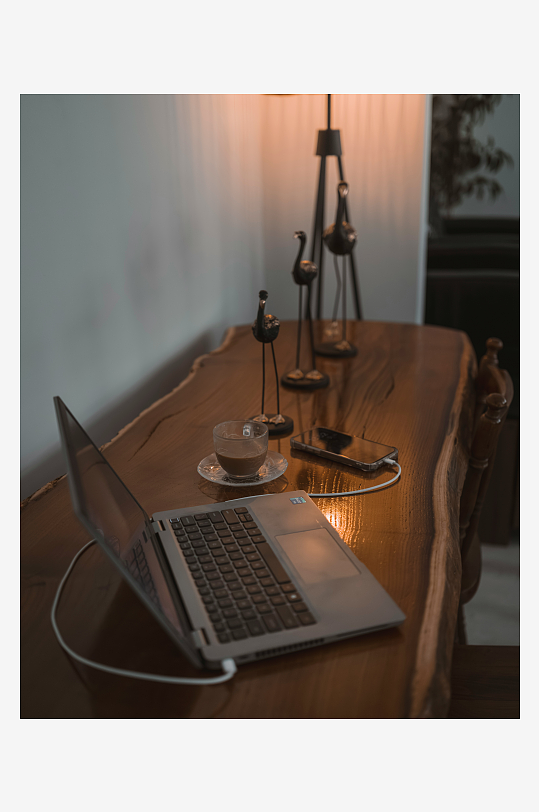 木质桌上的笔记本电脑与咖啡-众图网