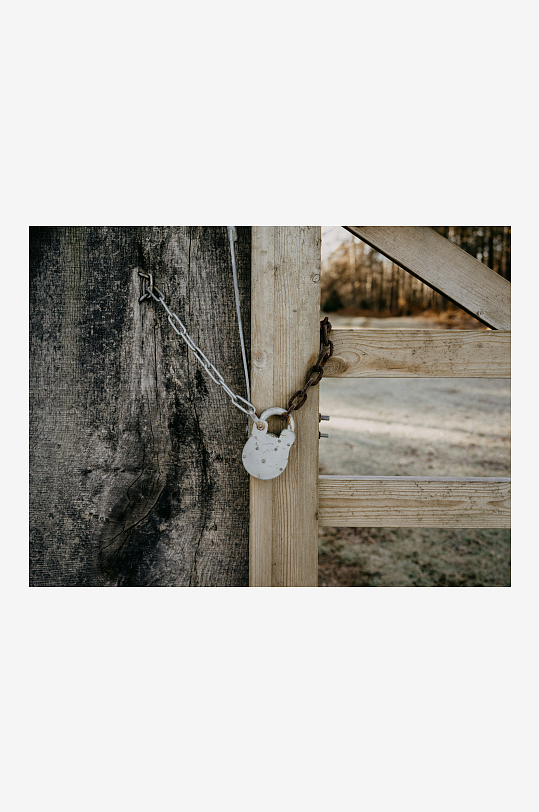 木门上的锁链与挂锁-众图网