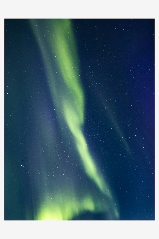 极光在夜空中的绿色舞动-众图网