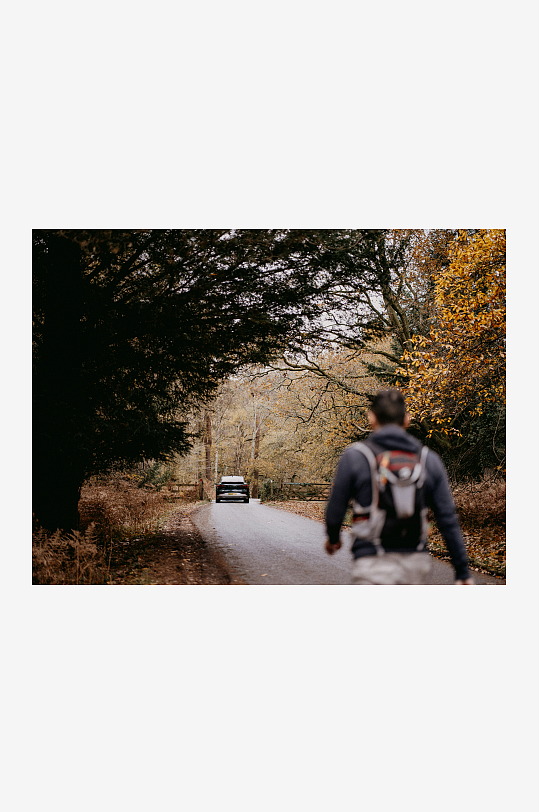 林间小径上行走的背包客-众图网