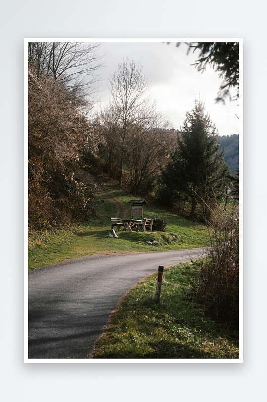 林间小径旁的休息亭-众图网