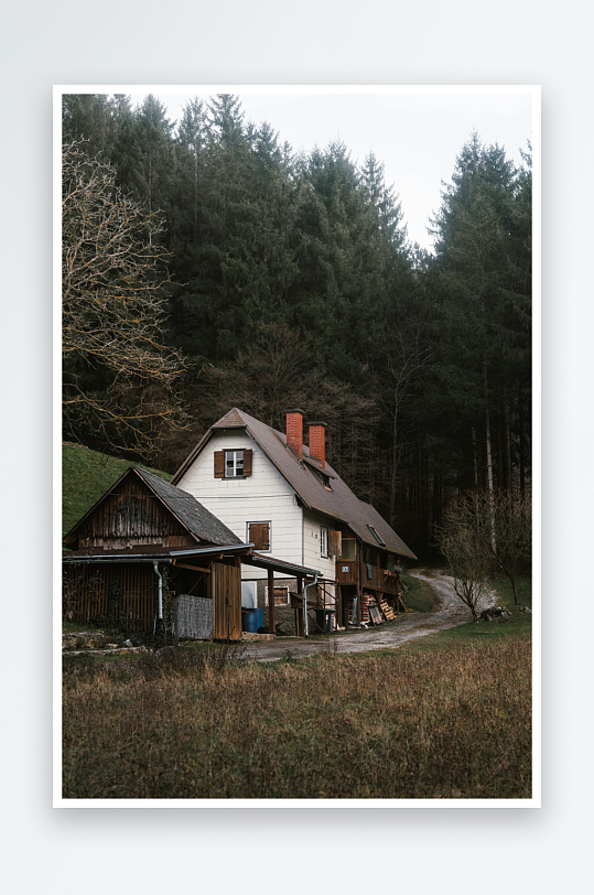 林间木屋与自然风光-众图网