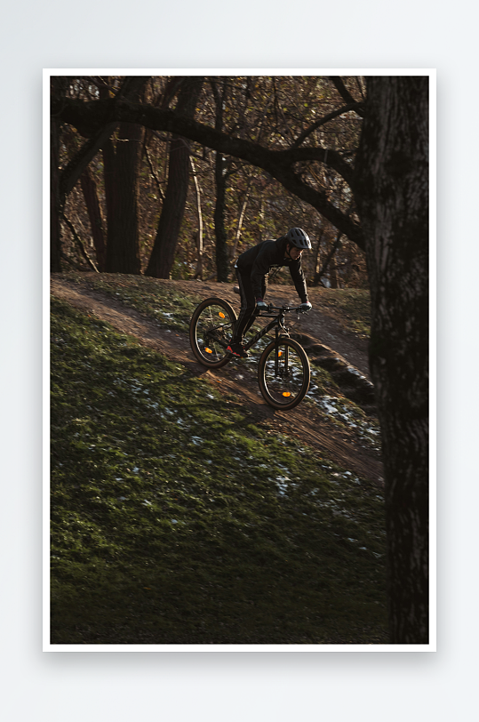 林间骑行者攀坡瞬间-众图网