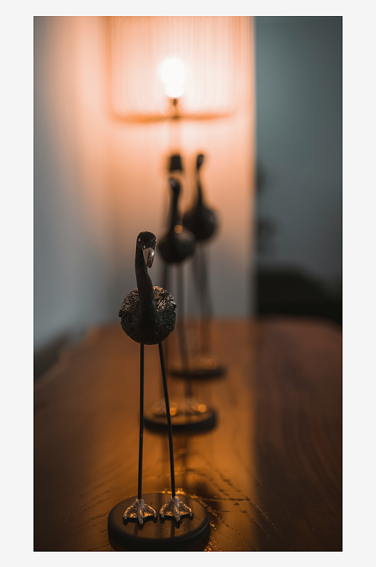 桌上的天鹅摆件与暖光灯-众图网