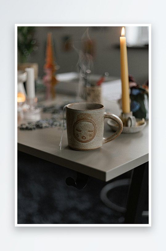 桌上茶杯与烛光静物-众图网