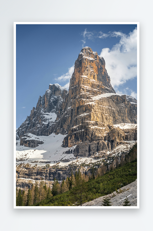 雪山峭壁与森林景观-众图网