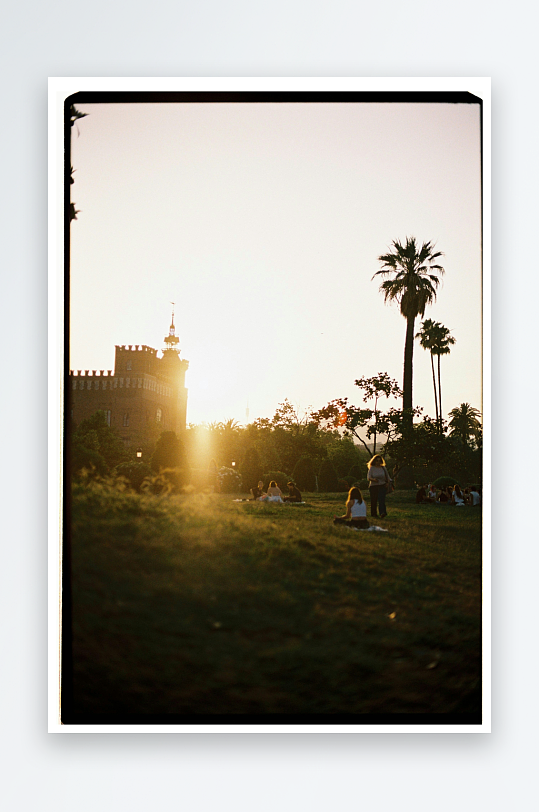 夕阳下的公园剪影-众图网