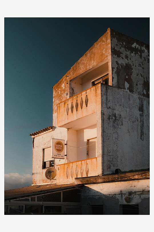 夕阳下的老旧建筑-众图网