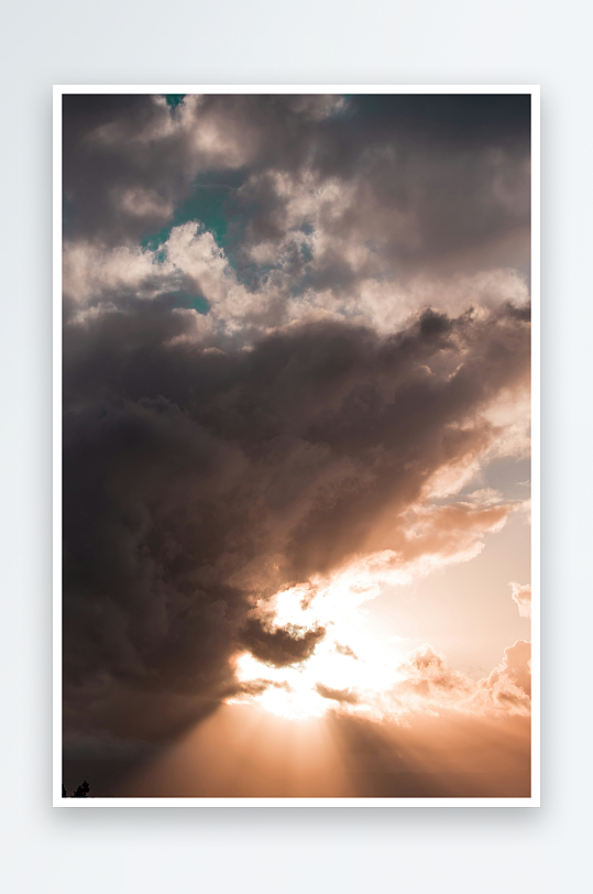 夕阳穿透云层的壮丽景象-众图网