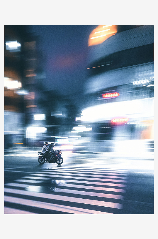夜市街头摩托车疾驰-众图网