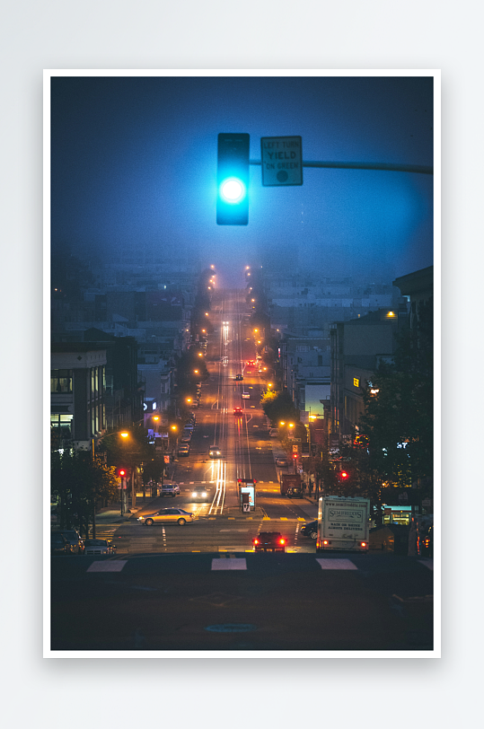 夜幕下城市街道交通景象-众图网