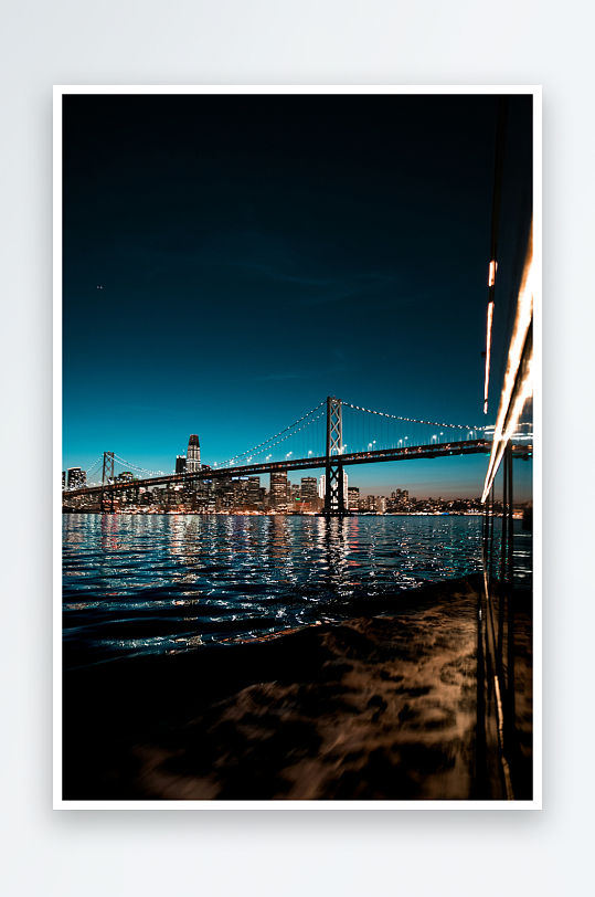 夜幕下的城市大桥与水面倒影-众图网