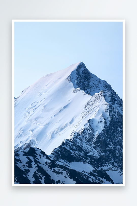 雪山峰顶雪覆峭壁-众图网