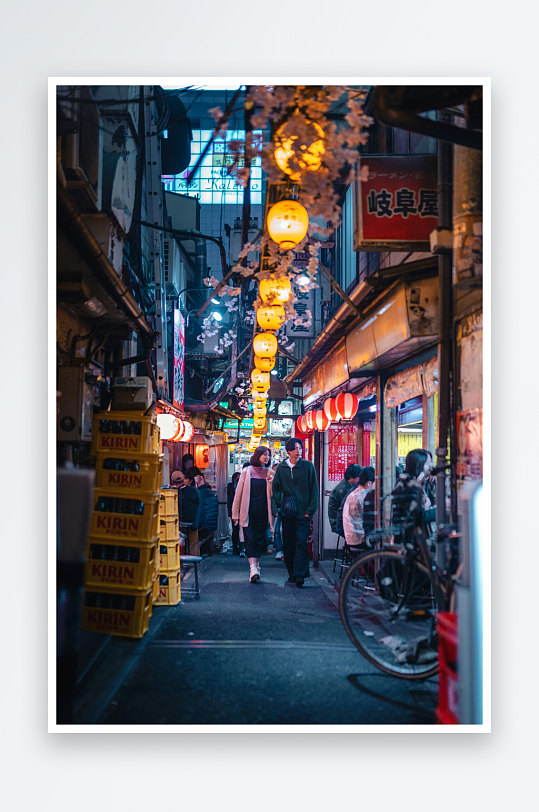 夜晚街头灯光下的行人-众图网