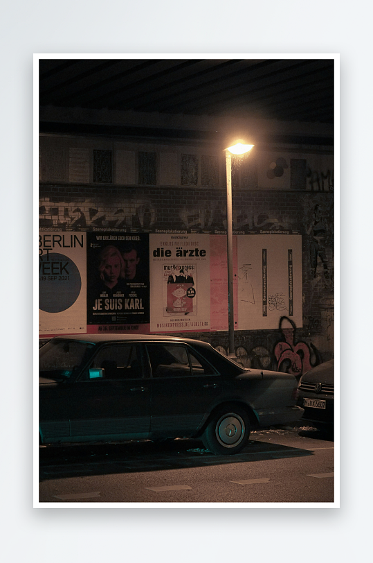 夜晚街景与海报墙-众图网