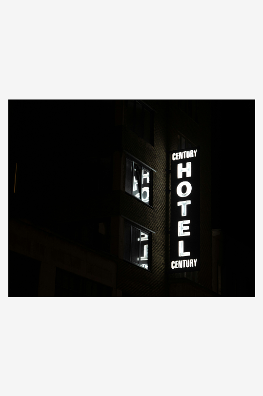 夜晚酒店招牌亮灯-众图网
