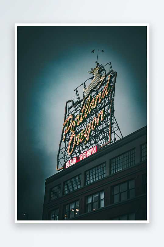 夜晚霓虹灯招牌建筑-众图网