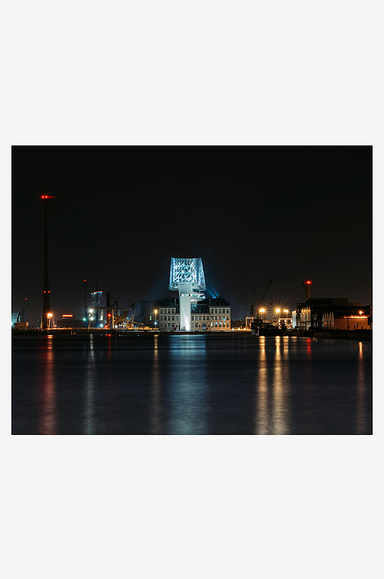 夜景中的建筑投影灯光秀-众图网