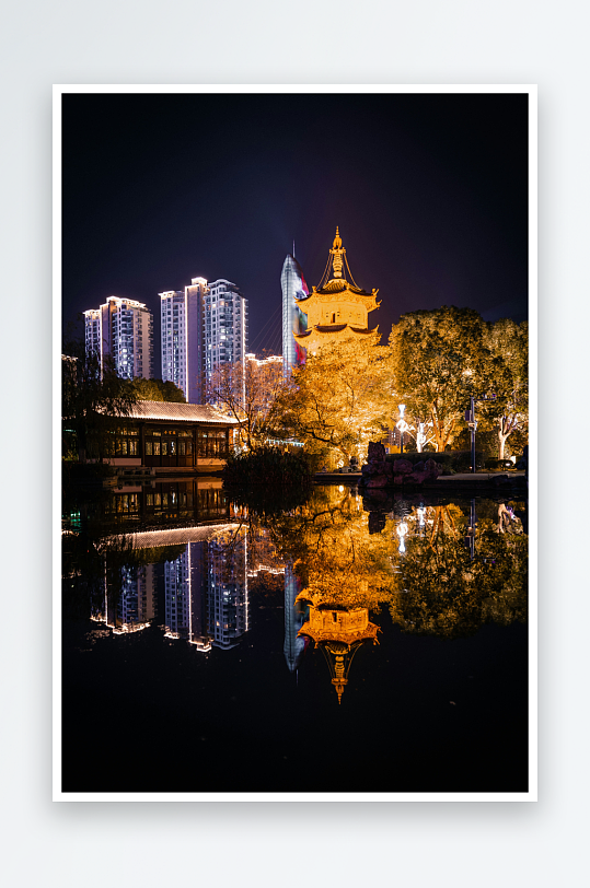 夜景古塔与现代高楼倒影-众图网