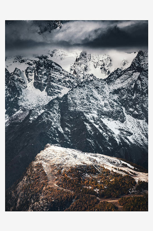 雪山峻岭秋林景观-众图网