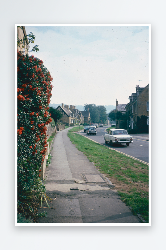 乡村街道旁的花墙与老式汽车-众图网