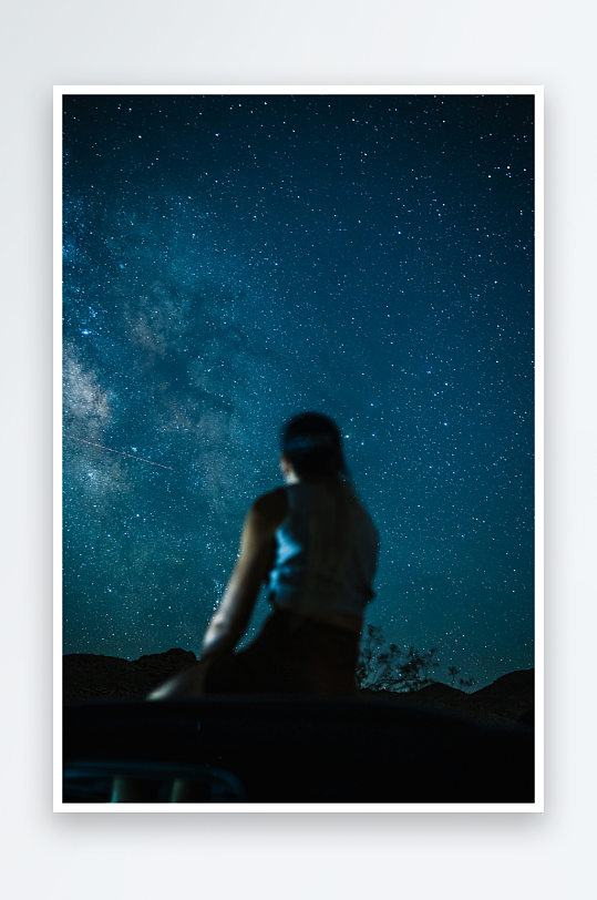夜空下仰望星河的人影-众图网