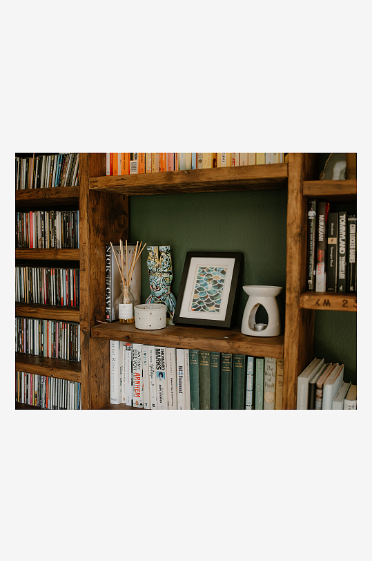 书架上的装饰与书籍-众图网