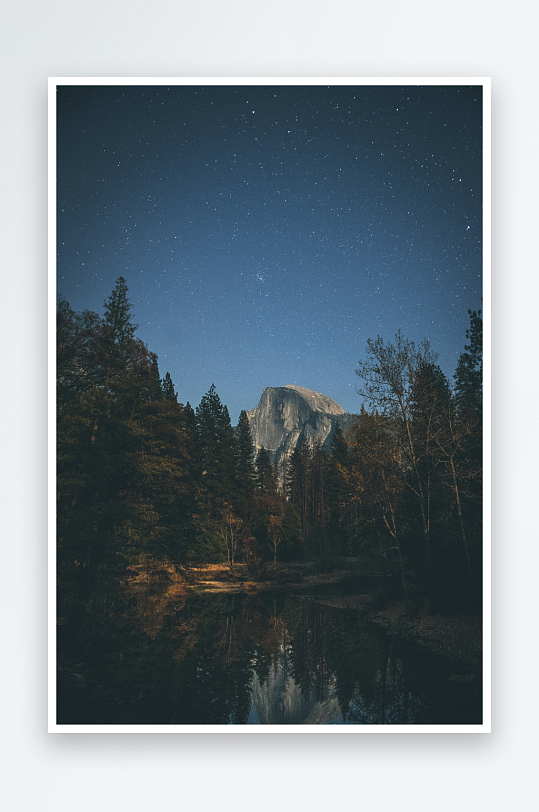 夜空下的山峰与湖面倒影-众图网