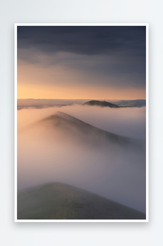 云海覆盖山峦的日出景象-众图网