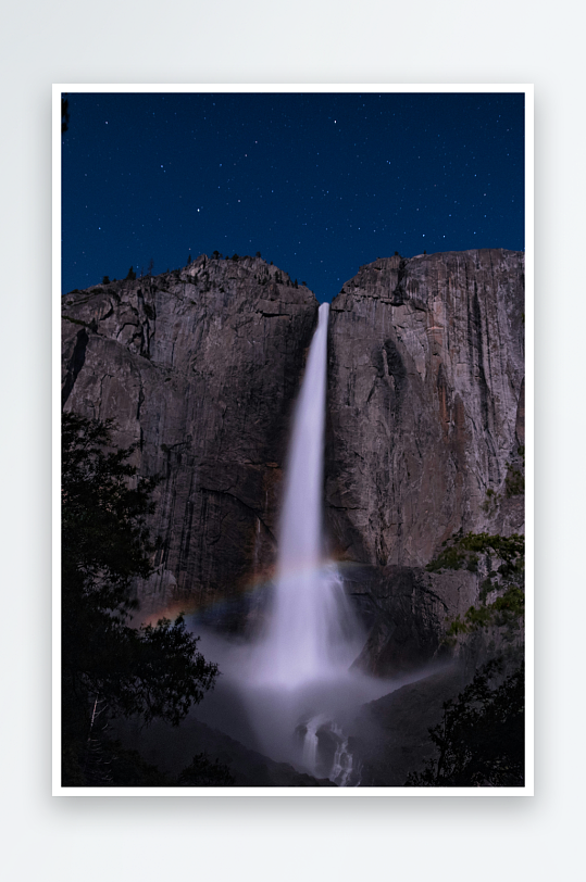 夜空下的瀑布与彩虹-众图网