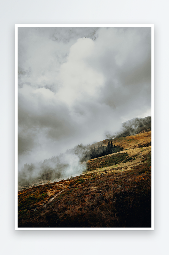 云雾缭绕的山地景观-众图网