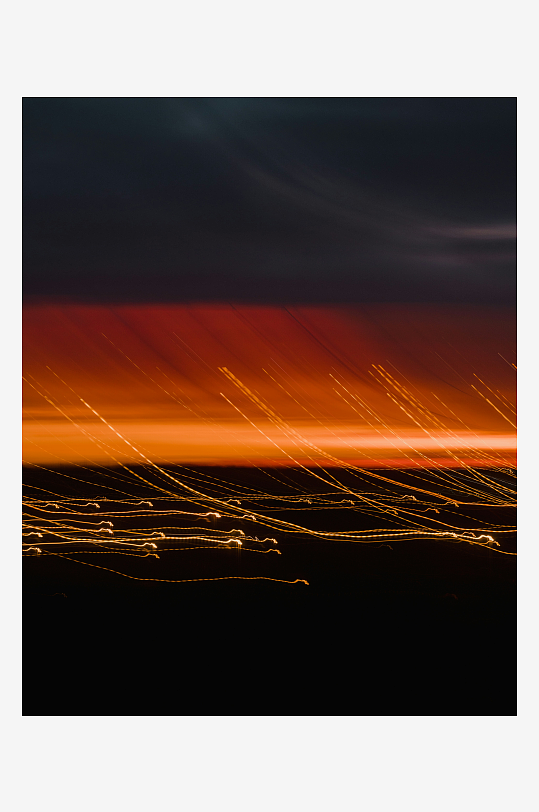 夜空中的光轨与地平线-众图网