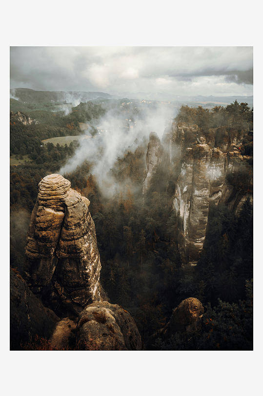 云雾缭绕的峡谷奇峰-众图网