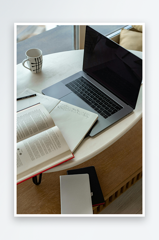 办公桌上的学习工作场景-众图网