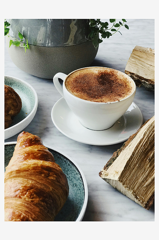 咖啡与牛角面包的惬意早餐-众图网